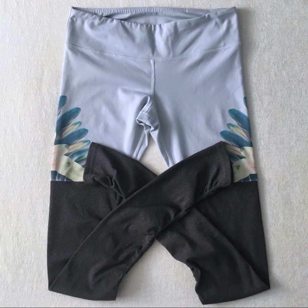 Alo Yoga Goddess Ribbed Legging Woman’s Size Large Tropical Feathers Print/Grey